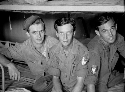 Drie soldaten van 1-8 RI (Veluwebataljon) in hun kajuit, Bestanddeelnr 13386