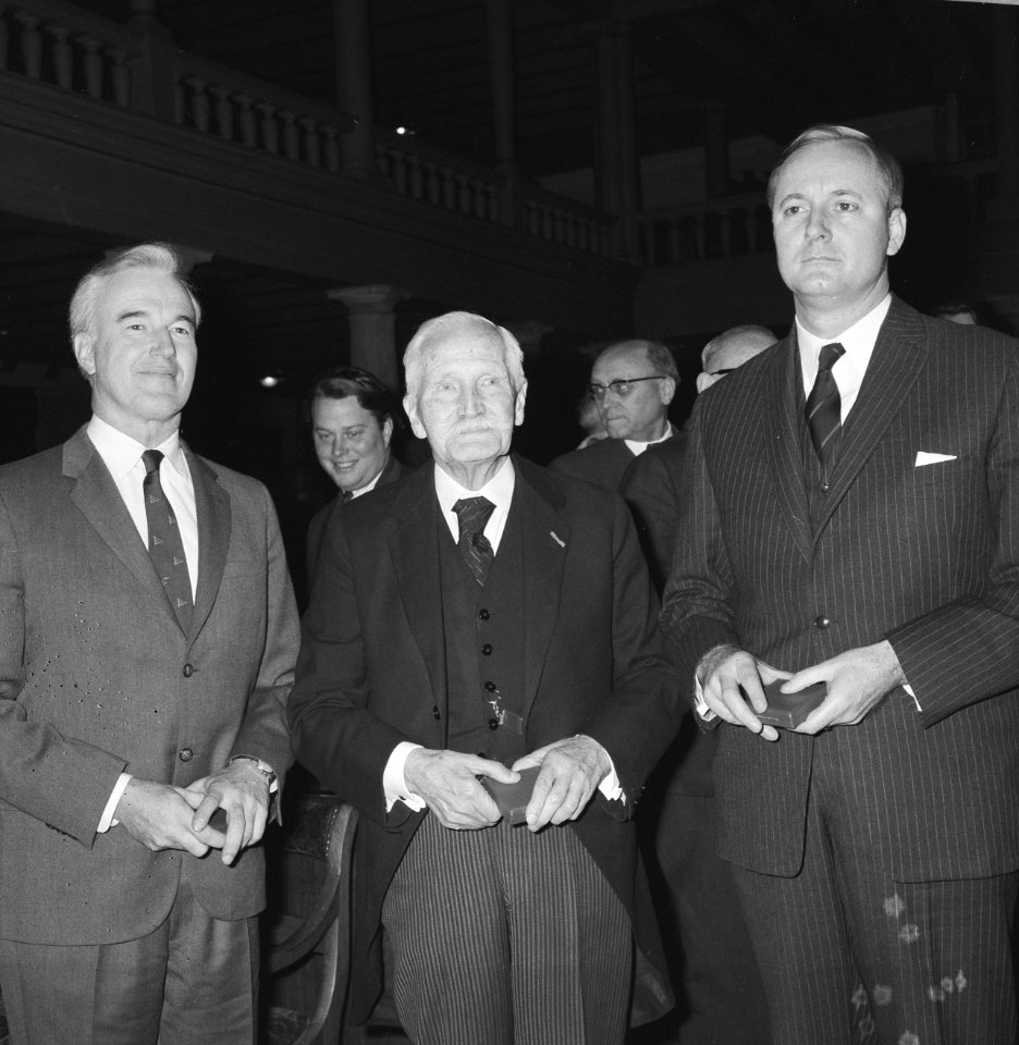 Drie medailles uitgereikt aan v.l.n.r. professor doctor Britton , professor doct, Bestanddeelnr 918-4903