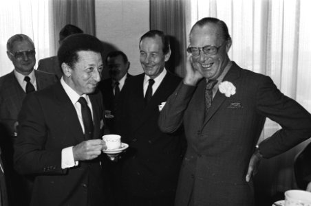 Drs. S. Orlandini (l) met Prins Bernhard (r), Bestanddeelnr 931-0538