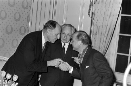 Drs. W. K. N. Schmelzer ontvangt Kruis van verdienste van West-Duitse Ambassad, Bestanddeelnr 924-2406