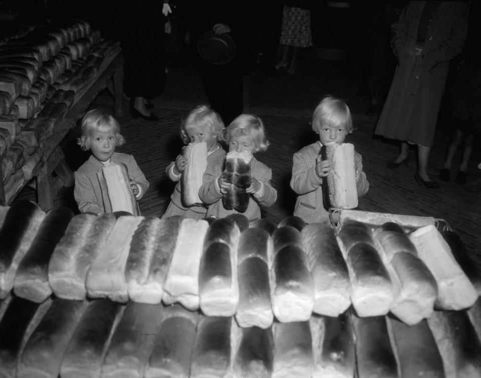 Drie oktoberfeest in Leiden, kinderen met wittebrood, Bestanddeelnr 909-8911