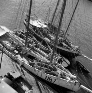 Drie schepen aan de De Ruijterkade in Willemstad in Curaçao, Bestanddeelnr 252-7269