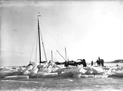 Drie schepen bij Marken in het ijs De Hoop, Bestanddeelnr 902-0118