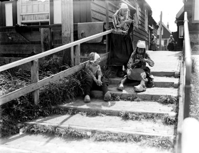 Drie meisjes in Marker klederdracht De twee oudsten zijn aan het breien, Bestanddeelnr 252-0694