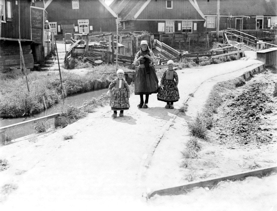 Drie meisjes in Marker klederdracht De oudste is aan het breien, Bestanddeelnr 252-0693