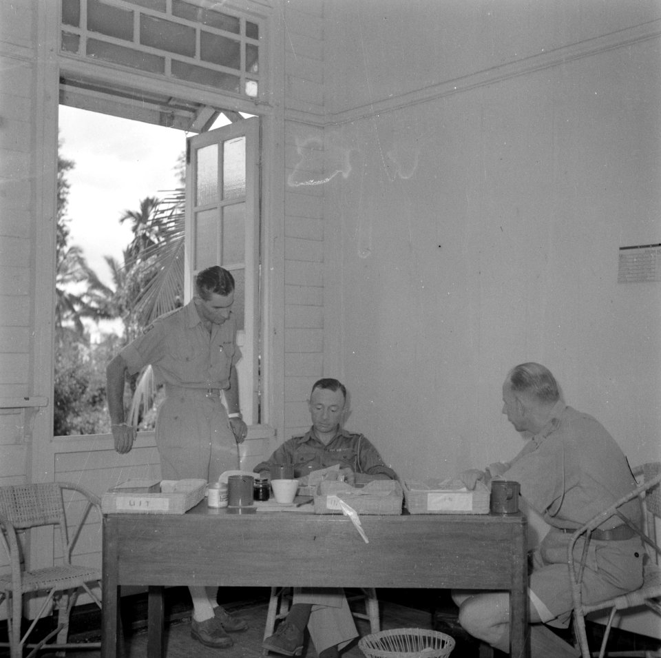 Drie officieren, Bestanddeelnr 255-6938