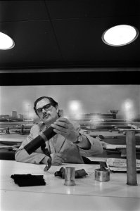 Drs. P. A. Eterman , vertegenwoordiger IFOR, arriveert op Schiphol uit Saigon d, Bestanddeelnr 923-6677