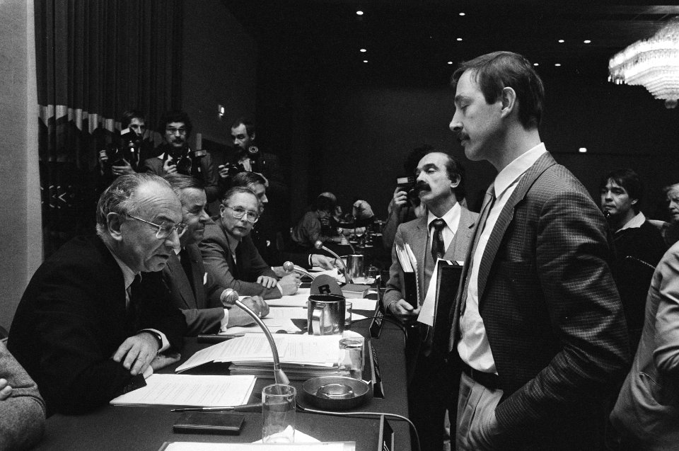 Drs. Lakeman (r), directeur van de Stichting Onderzoek Bedrijfs Informatie (SOBI, Bestanddeelnr 932-3884