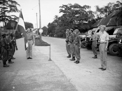 Drie te beëdigen officieren groeten de vlag, Bestanddeelnr 15610 photo