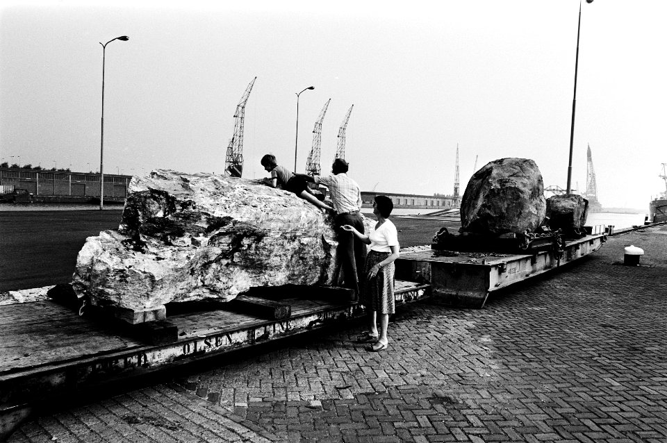 Drie reusachtige Noorse keien (roton) in Amsterdam aangekomen, als natuurmonumen, Bestanddeelnr 930-8706