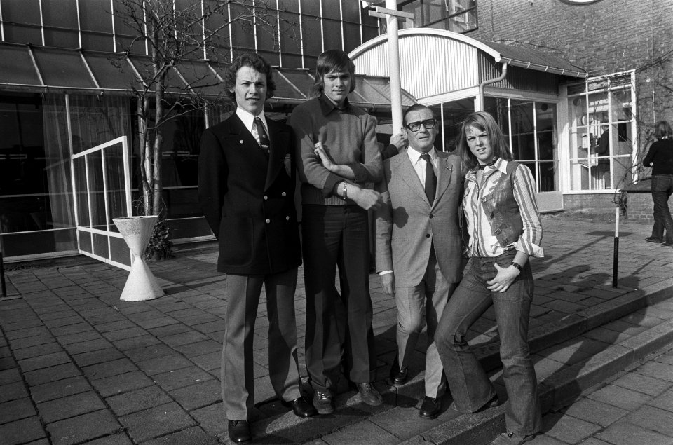 Drie sportlieden met Leo van der Kar, Bestanddeelnr 927-0303