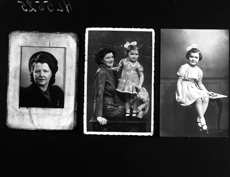 Drie portretfotos van een vrouw en een dochter, Bestanddeelnr 900-3525