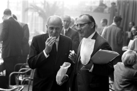Drs. G.M. (Gerard) Nederhorst met een lunchpakketje, Bestanddeelnr 919-7795