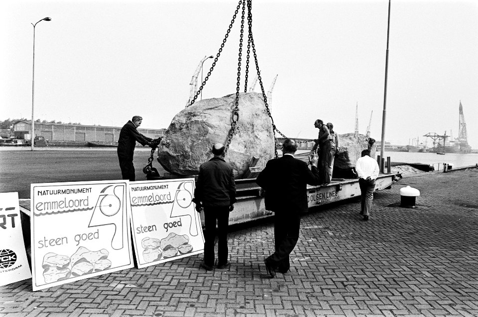 Drie reusachtige Noorse keien (roton) in Amsterdam aangekomen, als natuurmonumen, Bestanddeelnr 930-8707