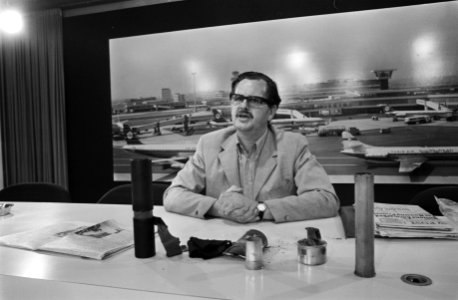 Drs. P. A. Eterman , vertegenwoordiger IFOR, arriveert op Schiphol uit Saigon d, Bestanddeelnr 923-6679