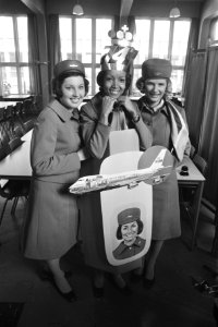 Drie stewardessen poseren op Schiphol, Bestanddeelnr 924-5763
