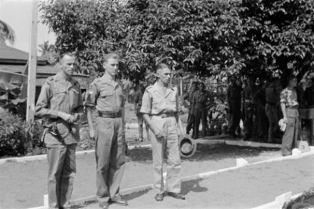 Drie militairen van II-14 RI Bataljon Zeeland, (vlnr een kapitein, een ser…, Bestanddeelnr 220-4-6
