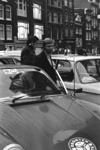 Dronten elfstedenroute van start Amsterdam, Gijs van Lennep (r) en Henk Terlinge, Bestanddeelnr 925-2782