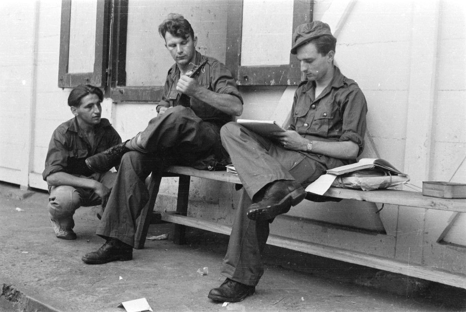 Drie militairen Een soldaat bespeelt de mandoline, een ander schrijft iets op e, Bestanddeelnr 229-3-1