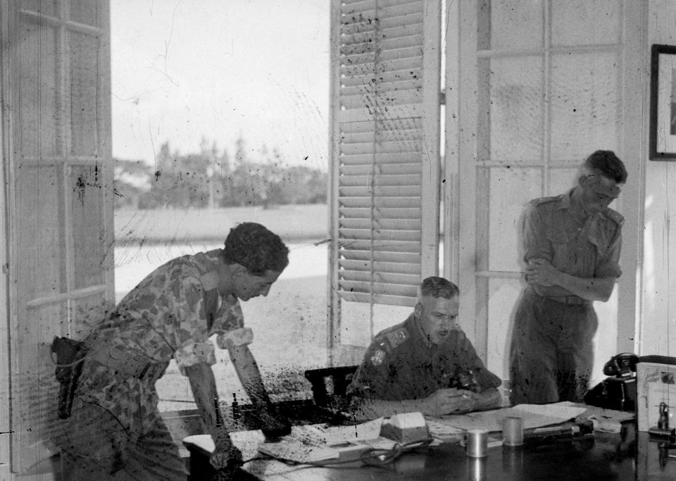 Drie militairen in een kantoor. Kolonel A.A.J.J. Thomson (commandant 1e Infanter, Bestanddeelnr 10697