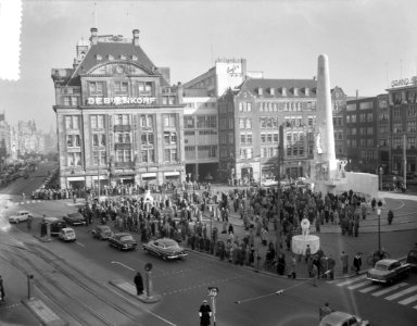 Drie minuten stilte uit sympathie voor Hongaarse volk Grote menigte bij Nationa, Bestanddeelnr 908-1303