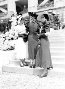 Drie modellen met kleding van Hélène Sorbier, Bestanddeelnr 255-9647