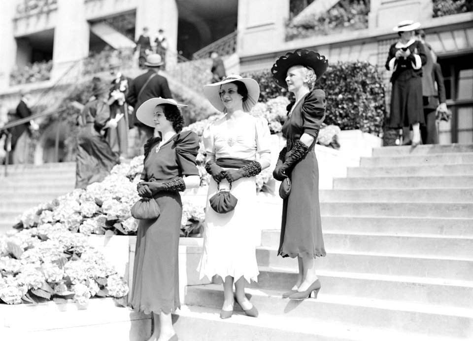 Drie modellen met kleding van Hélène Sorbier, Bestanddeelnr 255-9646