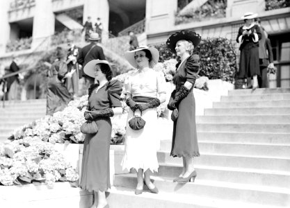 Drie modellen met kleding van Hélène Sorbier, Bestanddeelnr 255-9646