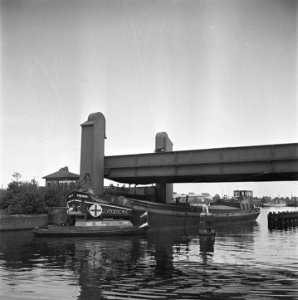 Droogbak Binnenvaartschip Exelsior met opschrift ¨Voedselvoorziening¨en kruis w, Bestanddeelnr 900-2959