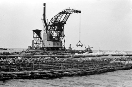 Drooglegging Zuidelijk Flevoland nabij Muiderberg Op voorgrond de zinkstukken d, Bestanddeelnr 915-6361