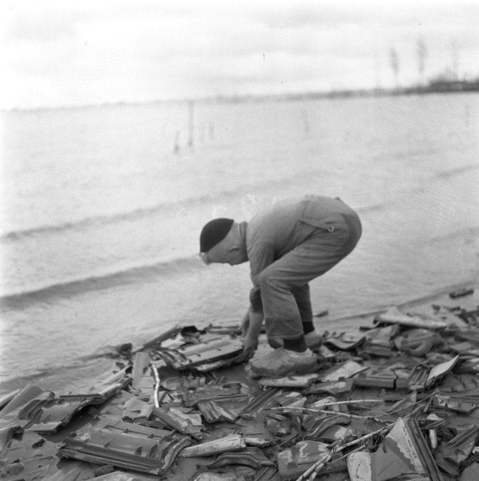 Drooglegging van de Wieringermeerpolder Jongen houdt een dakpan vast staande op, Bestanddeelnr 900-8336