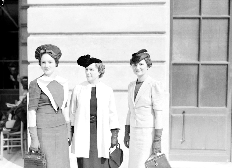 Drie modellen met hoeden van Hélène Sorbier, Bestanddeelnr 255-9678
