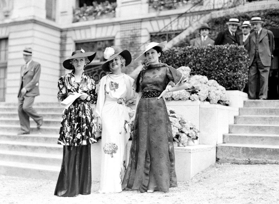 Drie modellen met japonnen van Marcelle Landowska, Bestanddeelnr 255-9675