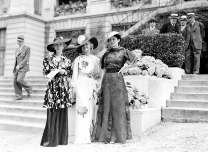 Drie modellen met japonnen van Marcelle Landowska, Bestanddeelnr 255-9675