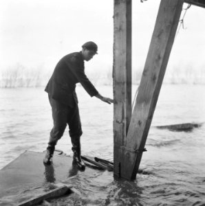 Drooglegging van de Wieringermeerpolder Jonge man geeft aan hoe hoog het water…, Bestanddeelnr 900-8338