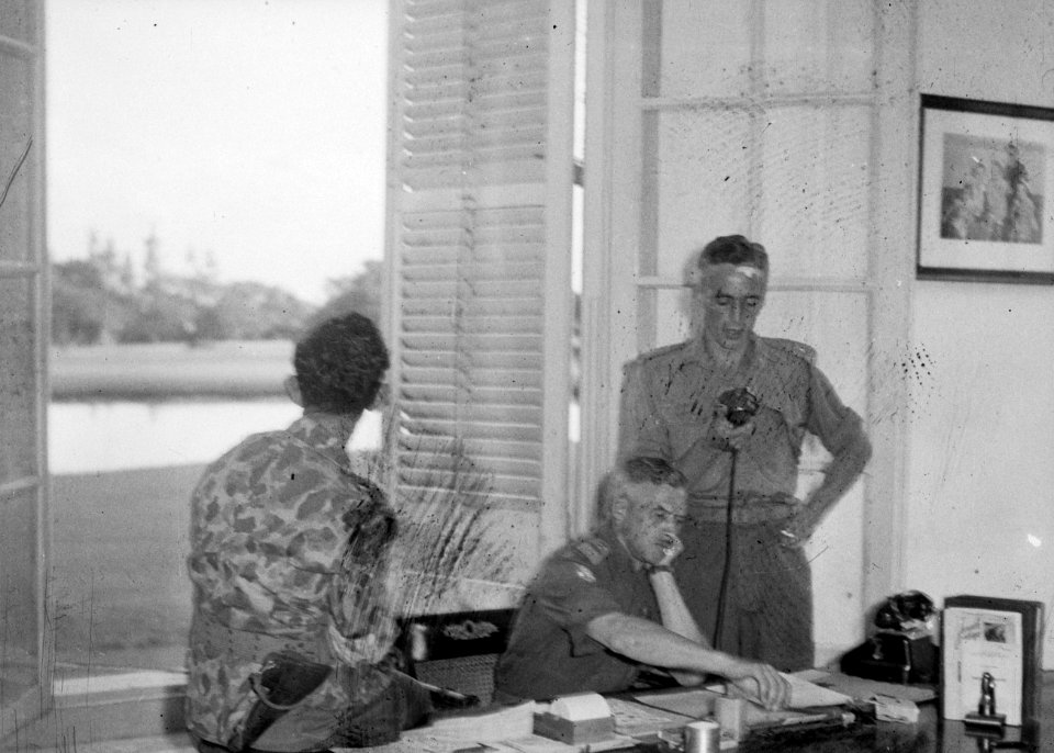 Drie militairen in een kantoor. Kolonel A.A.J.J. Thomson (commandant 1e Infanter, Bestanddeelnr 10696