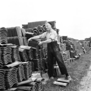 Drooglegging van de Wieringermeerpolder Man bij stapels bakstenen, Bestanddeelnr 900-8324