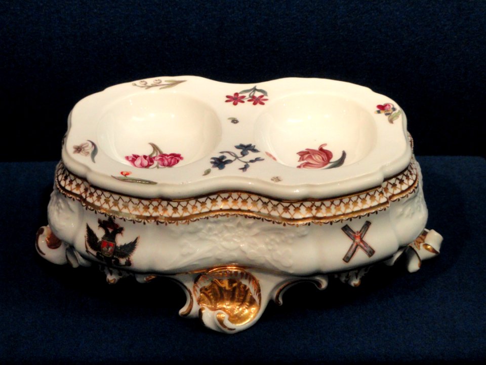 Double salt from the Order of St. Andrew Service, salt 1, c. 1744-1745, Meissen, hard-paste porcelain, overglaze enamels, gilding - Gardiner Museum, Toronto - DSC00907