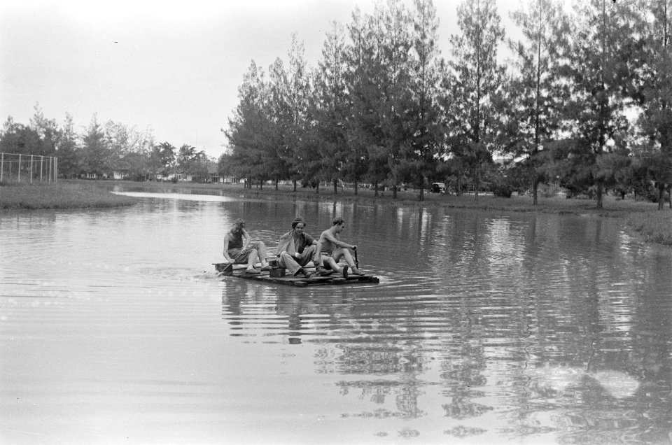 Drie militairen op een vlotje varen in een vijver, Bestanddeelnr 467-2-5