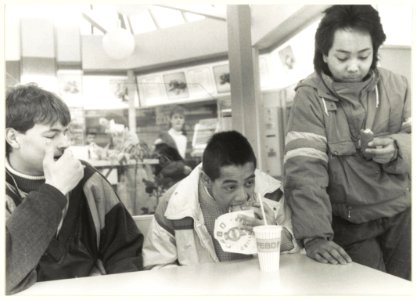 Drie onbekende bezoekers van snackbar Febo in Schalkwijk. NL-HlmNHA 54023677