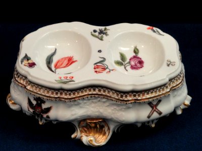 Double salt from the Order of St. Andrew Service, salt 2, c. 1744-1745, Meissen, hard-paste porcelain, overglaze enamels, gilding - Gardiner Museum, Toronto - DSC00908
