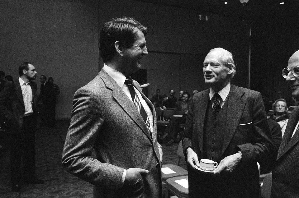 Drs. Lakeman (l), directeur van de Stichting Onderzoek Bedrijfs Informatie (SOBI, Bestanddeelnr 932-3883