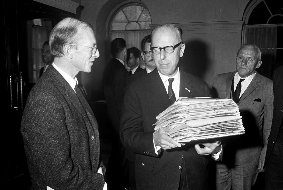 Drs. K.F. Bouman overhandigt de griffier van de Tweede Kamer, Goossen een boekwe, Bestanddeelnr 919-6688