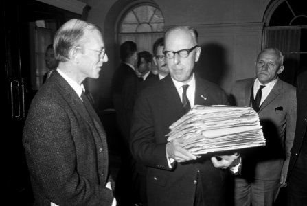 Drs. K.F. Bouman overhandigt de griffier van de Tweede Kamer, Goossen een boekwe, Bestanddeelnr 919-6688
