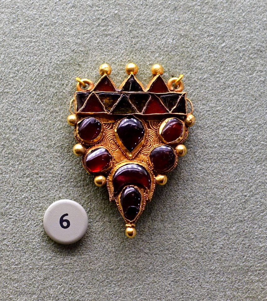 Double-sided pendant, Middle East, c. 200-300 AD, gold, garnet, glass - Morgan Library & Museum - New York City - DSC06639