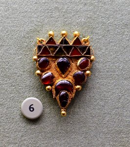 Double-sided pendant, Middle East, c. 200-300 AD, gold, garnet, glass - Morgan Library & Museum - New York City - DSC06639