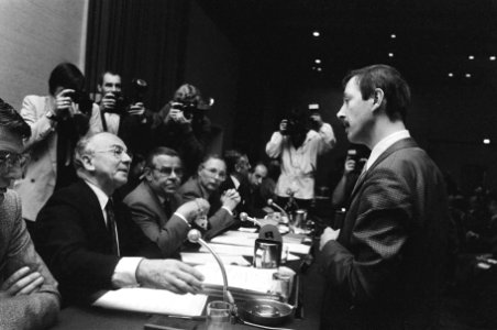 Drs. Lakeman (r), directeur van de Stichting Onderzoek Bedrijfs Informatie (SOBI, Bestanddeelnr 932-3882