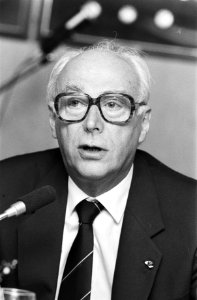 Drs. J.A. Bakker (voorzitter van het presidium van de concernraad van AGO), Bestanddeelnr 932-6921