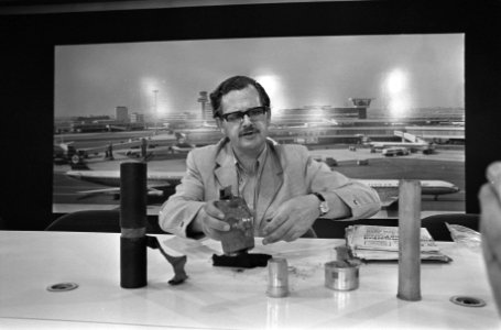 Drs. P. A. Eterman , vertegenwoordiger IFOR, arriveert op Schiphol uit Saigon, Bestanddeelnr 923-6681