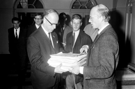 Drs. K.F. Bouman overhandigt de griffier van de Tweede Kamer, Goossen een boekwe, Bestanddeelnr 919-6694